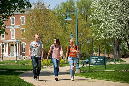 Studierende auf dem Campus (Bild: Wartburg College, 2018)