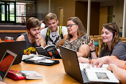 Studierende beim Studium (Bild_ Wartburg College, 2018)