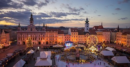 Marktplatz in Budweis (Foto: https://pixabay.com/de/photos/weihnachten-advent-adventmarkt-6849610/)