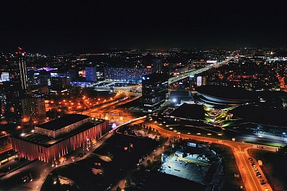 Skyline und Grostadt Katowice bei Nacht (Foto: https://pixabay.com/de/photos/katowice-nacht-polen-4682299/)