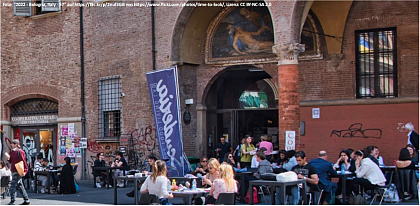 Bild: Studierende an der Uni Bologna, Foto: Foto: "2022 - Bologna, Italy - 57" auf https://flic.kr/p/2nuf3GB von https://www.flickr.com/photos/time-to-look/, Lizenz: CC BY-NC-SA 2.0
