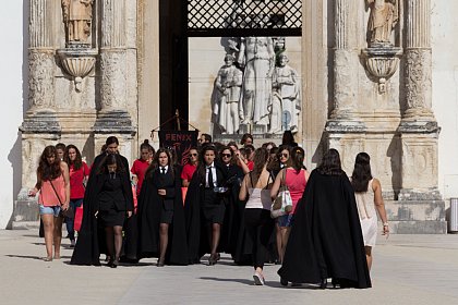 Absolvent*innen der Uni Coimbra, Foto: "Coimbra university students (9999885176) (2).jpg" auf https://upload.wikimedia.org/wikipedia/commons/5/54/Coimbra_university_students_%289999885176%29_%282%29.jpg *von https://www.flickr.com/people/66926737@N08, Lizenz: CC BY 2.0