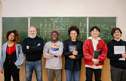Lehramtsstudierende und Mentor im Ausland (Foto von Yan Krukau: https://www.pexels.com/de-de/foto/manner-frauen-stehen-glucklich-8197537/)