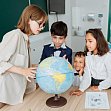 10.11.2026: F�nfter Studientag Internationalisierung in der Lehrer*innenbildung (Bild: Foto von Mikhail Nilov: https://www.pexels.com/de-de/foto/hande-kind-globus-karte-8923263/)