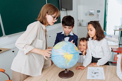 Den Sch�ler*innen die Welt erkl�ren? Aber klar - du hast sie im Praktikum gesehen! (Bild: https://www.pexels.com/de-de/foto/madchen-schule-kinder-studenten-8926456/)