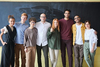 Die positive Praxiserfahrung: Gut betreut im Ausland (Bild: www.pexels.com/de-de/foto/foto-von-leuten-die-nahe-tafel-stehen-3184393/)