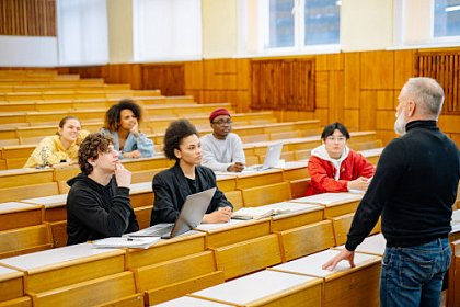 Seminar im Ausland? Das studierte Fach in neuer Perspektive erleben. (Bild: https://www.pexels.com/de-de/foto/menschen-manner-frauen-schule-8197551/)