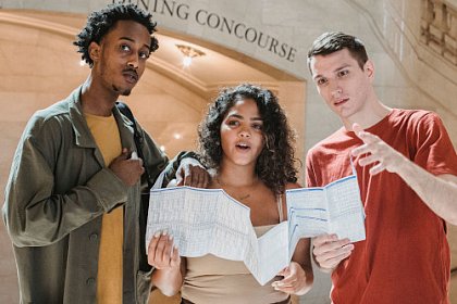 Mehr Durchblick dank Auslandsstudium! (Bild: https://www.pexels.com/de-de/foto/frau-im-weissen-kleid-das-weisses-papier-halt-6140448/) 